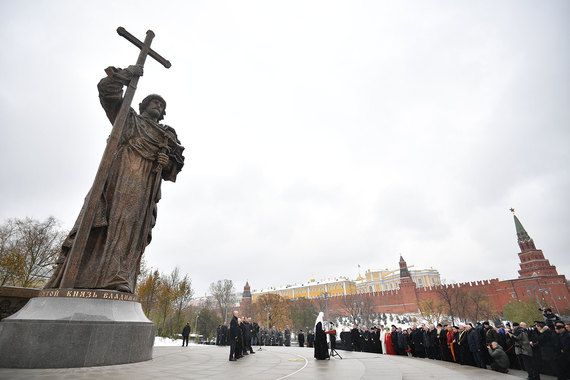 У Кремля торжественно открыли памятник князю Владимиру