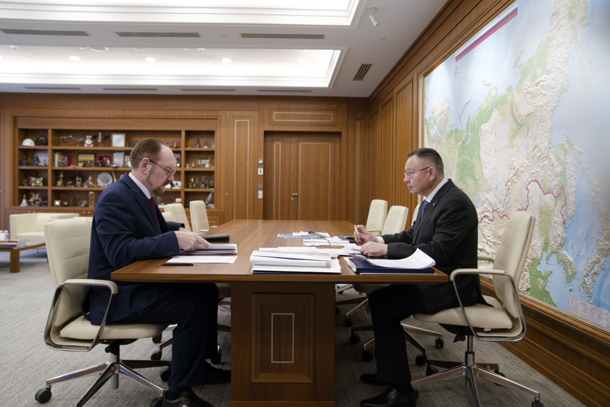 Министр строительства и ЖКХ РФ Ирек Файзуллин провел рабочую встречу с начальником Главгосэкспертизы России Игорем Маныловым