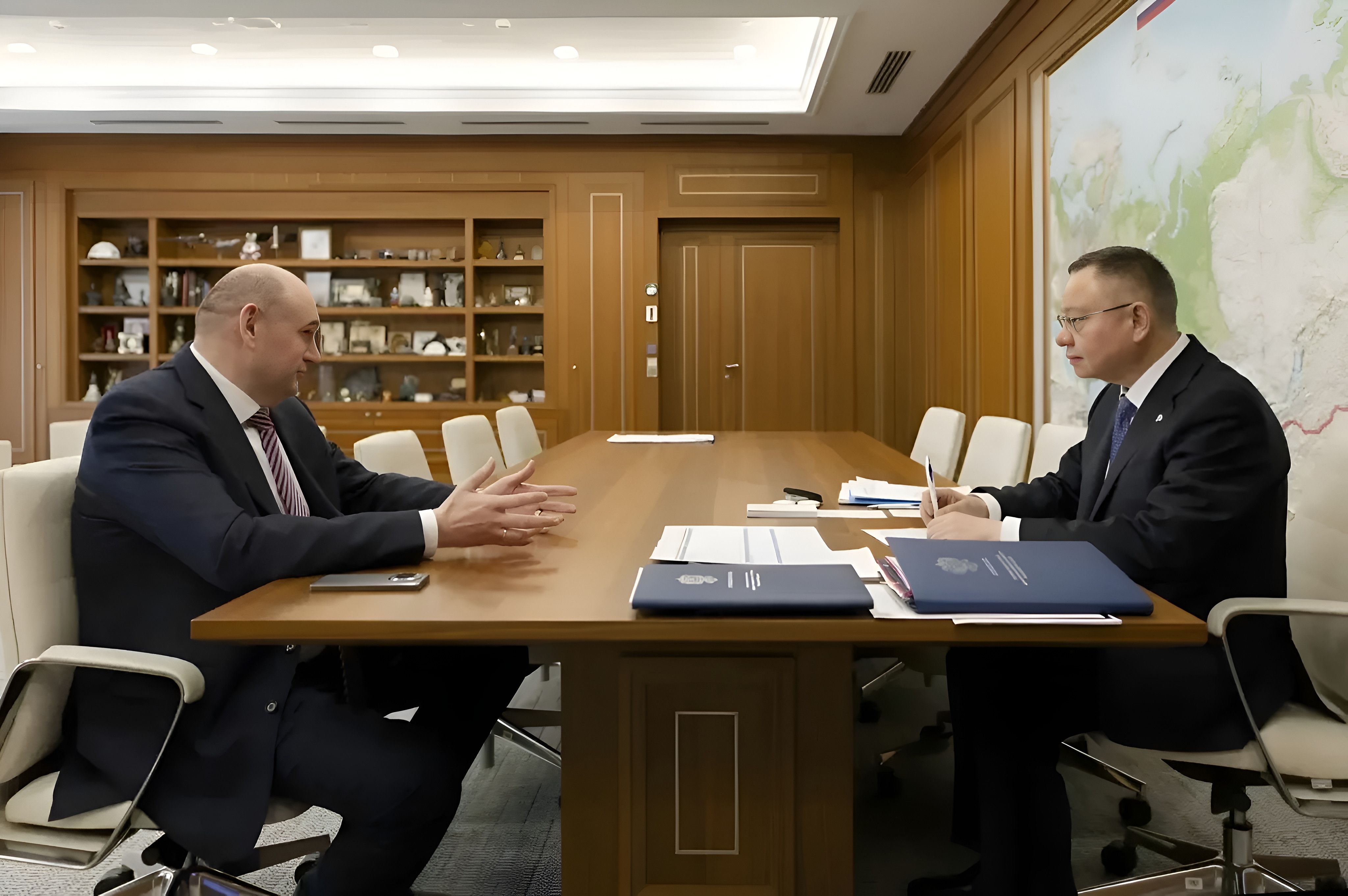 Министр строительства и ЖКХ РФ Ирек Файзуллин и Губернатор Оренбургской области Евгений Солнцев обсудили актуальные вопросы строительства и ЖКХ Оренбуржья, а также прохождения паводкового периода
